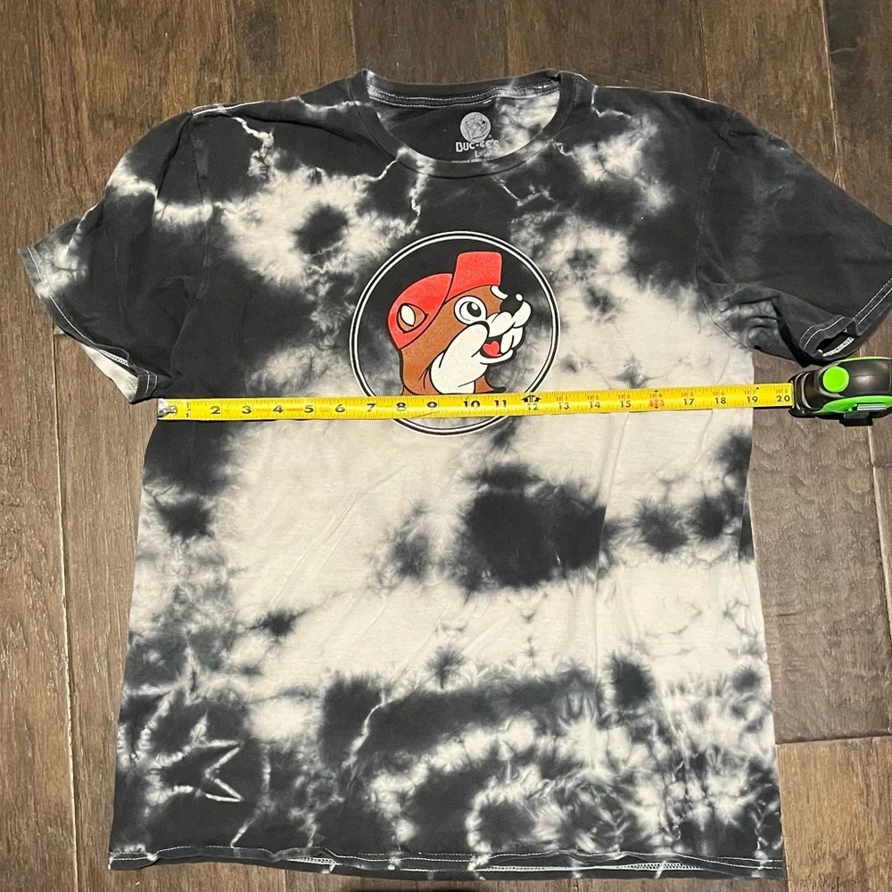 Bucees Black and White Tie-Dye Graphic T-Shirt Beaver Gas Station Texas - Picture 2 of 3